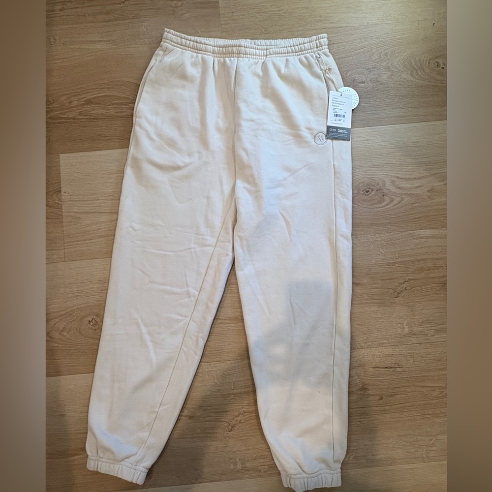Vuori women’s sweatpants. Size small. New with tags.